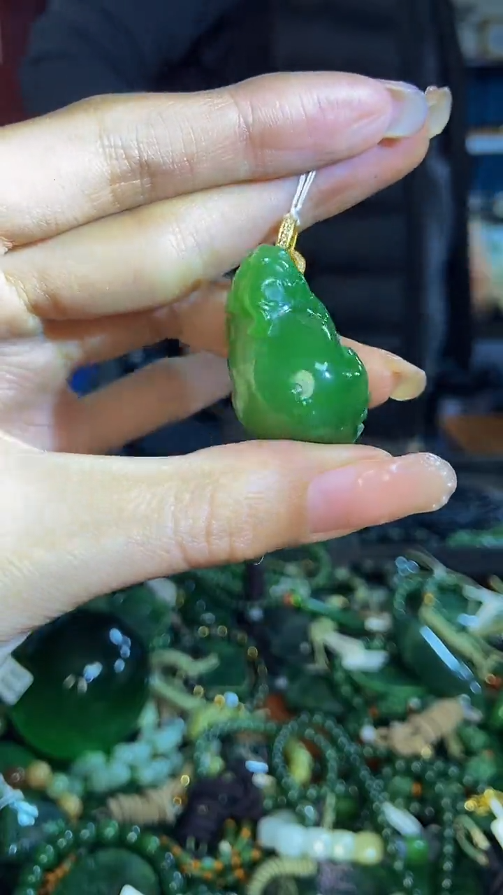 18K金镶嵌和田玉挂件1