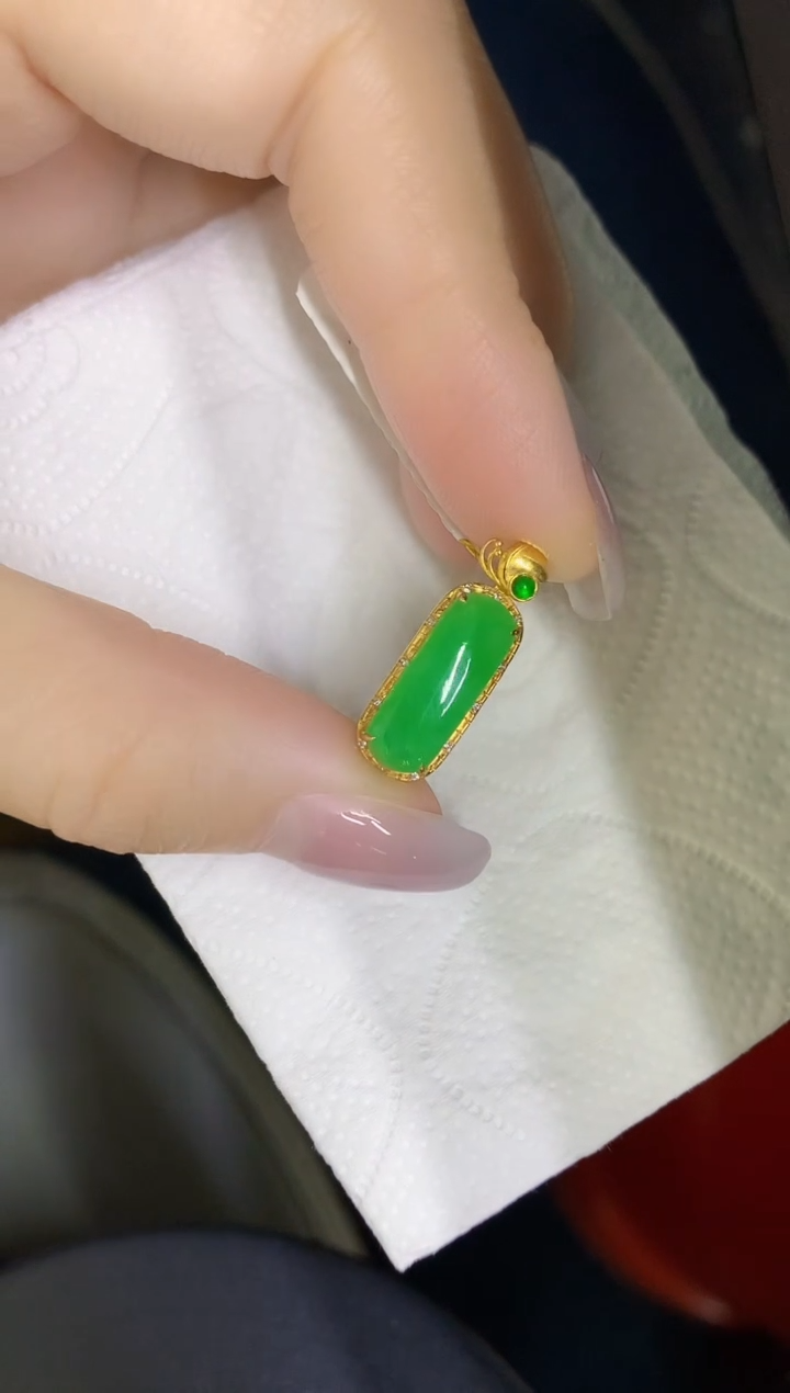 颈饰18K金镶嵌翡翠缅甸天然翡翠A货