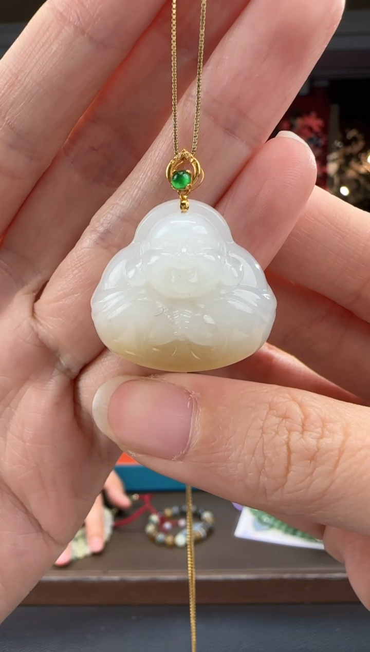 颈饰18K金镶嵌和田玉且末糖白宝宝佛