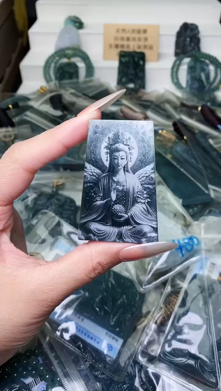 颈饰未镶嵌翡翠 