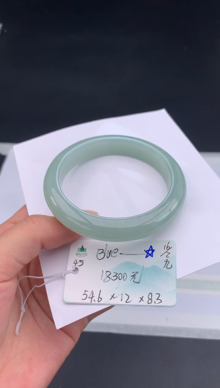 【闪购商品】翡翠手镯未镶嵌 #情人节#送礼，下单联系客服核对地址~