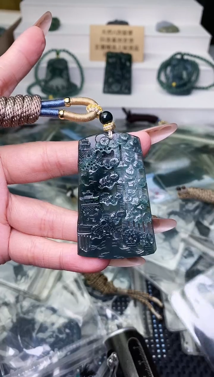 颈饰未镶嵌翡翠 