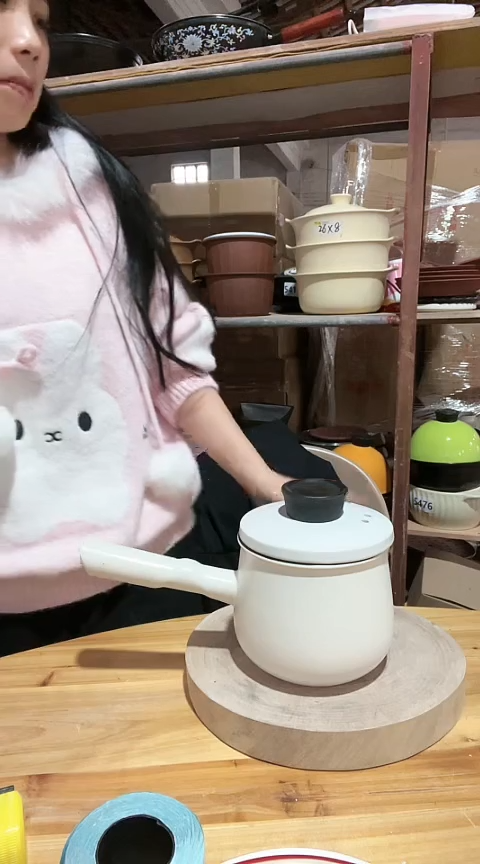 陶瑕疵白色手把奶锅带盖不圆色差