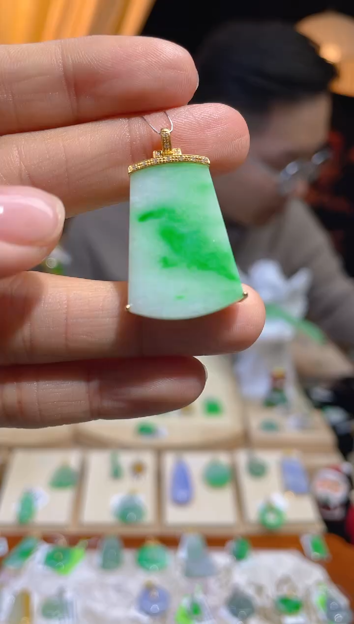 【闪购商品】翡翠颈饰未镶嵌假一赔三