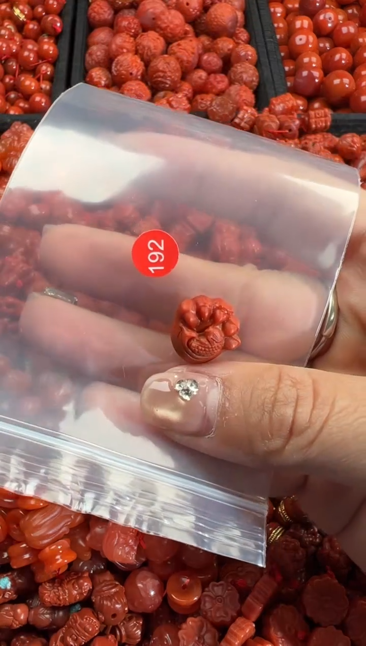 南红玛瑙未镶嵌颈饰1