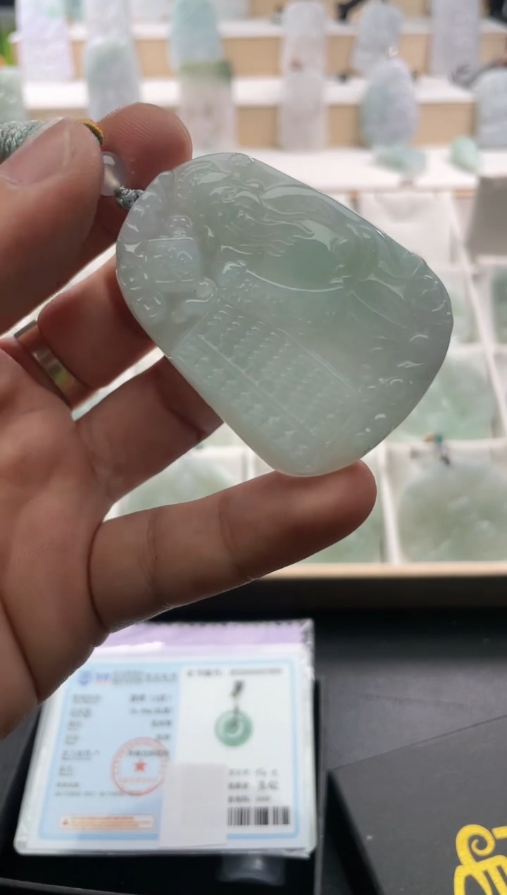 翡翠未镶嵌颈饰..../4/17/ 176