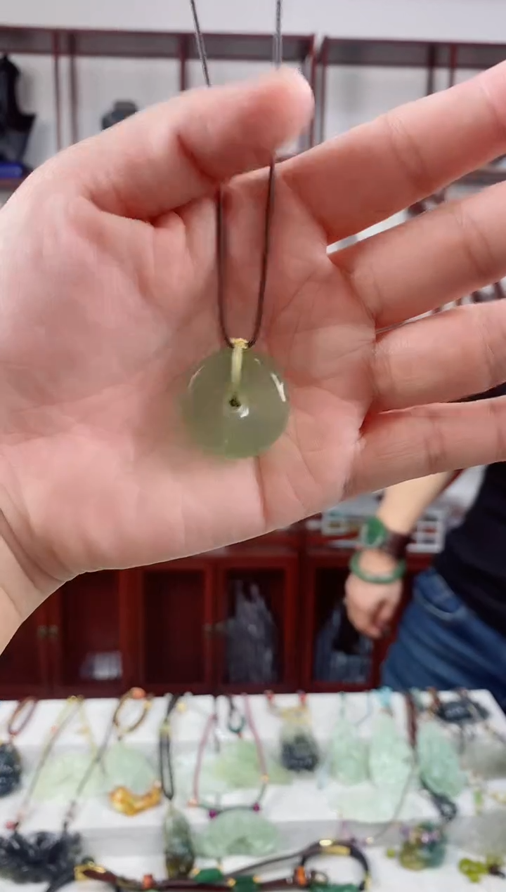 未镶嵌岫玉颈饰1