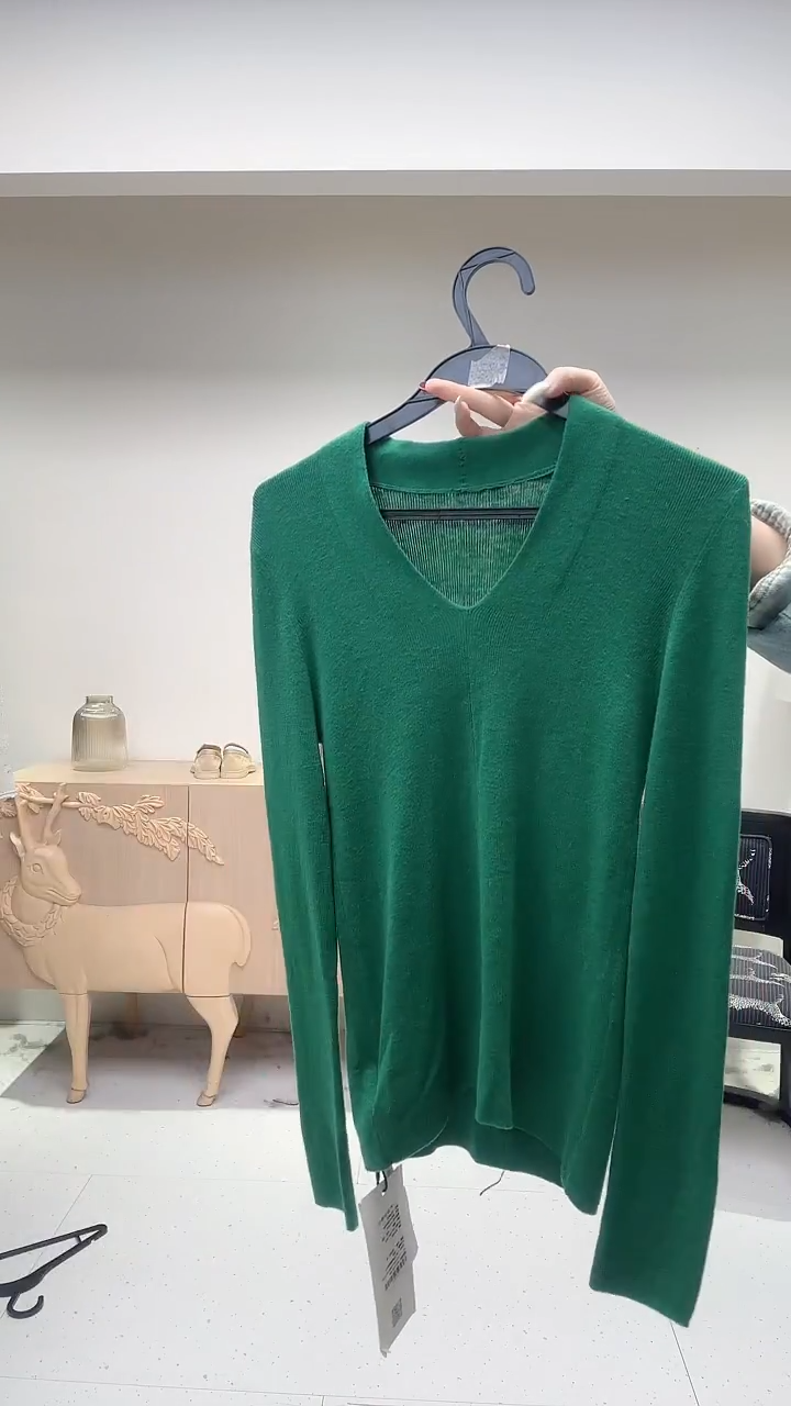 翠绿色V领修身羊毛打底衫