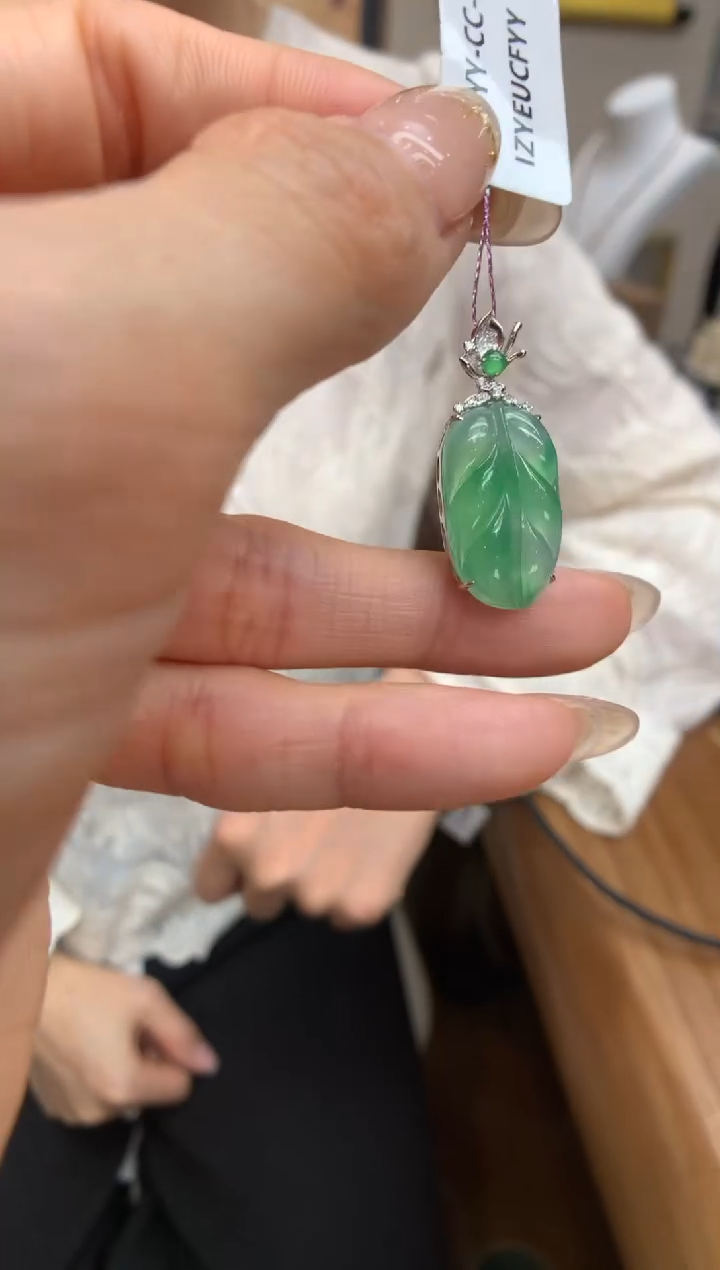 【闪购商品】翡翠颈饰18K金镶嵌叶子