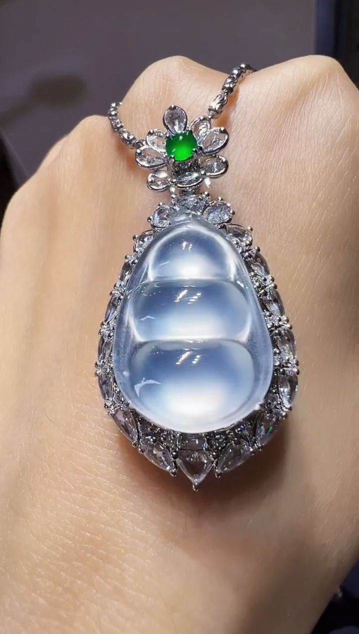 颈饰18K金镶嵌翡翠豆子