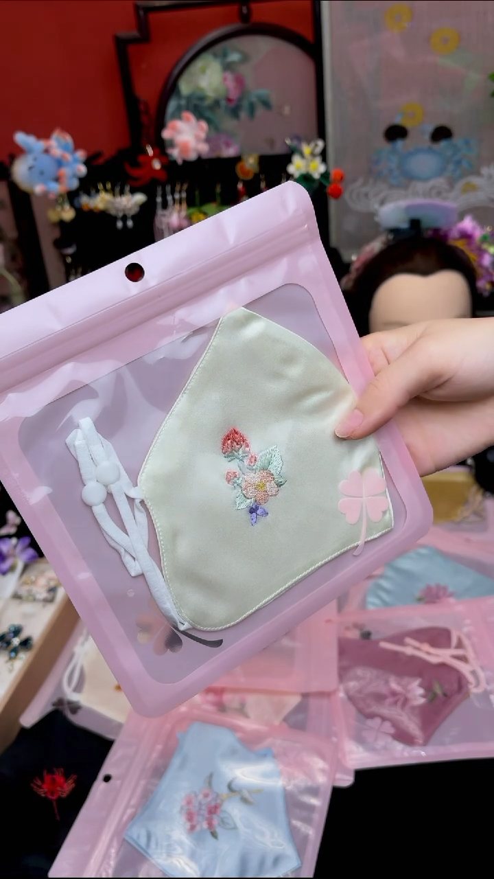 刺绣忘****?非遗绒花苏绣饰品