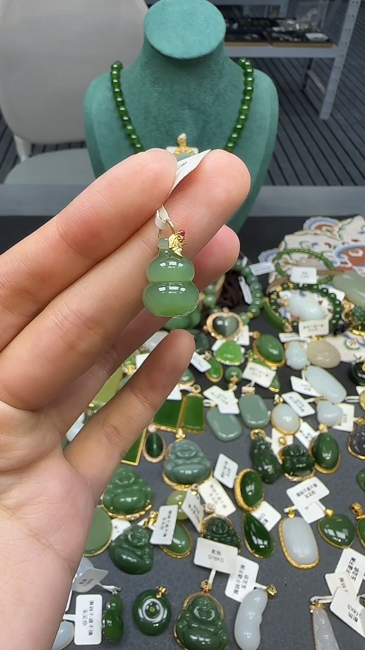 18K金镶嵌和田玉挂件1