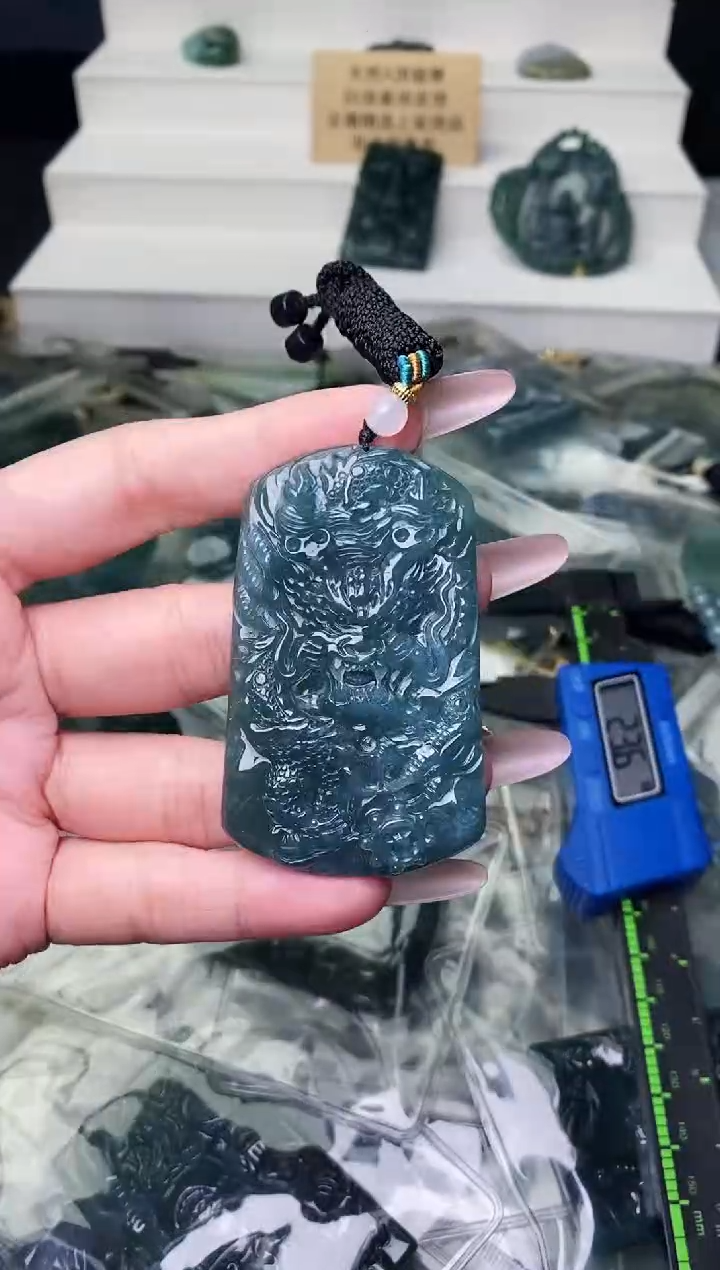 颈饰未镶嵌翡翠 