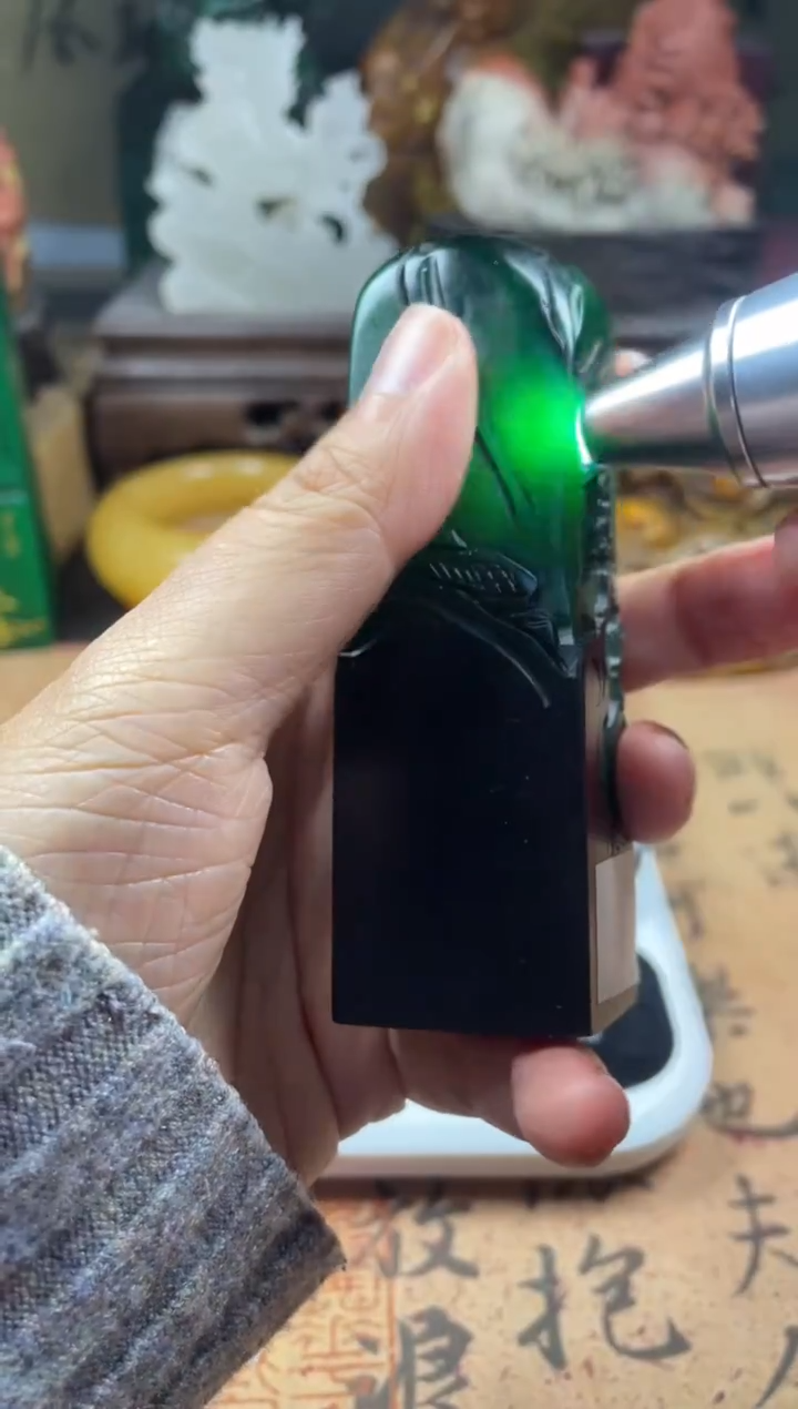 寿山石印石绝绿带石皮薄意雕竖章 曾为梅花醉