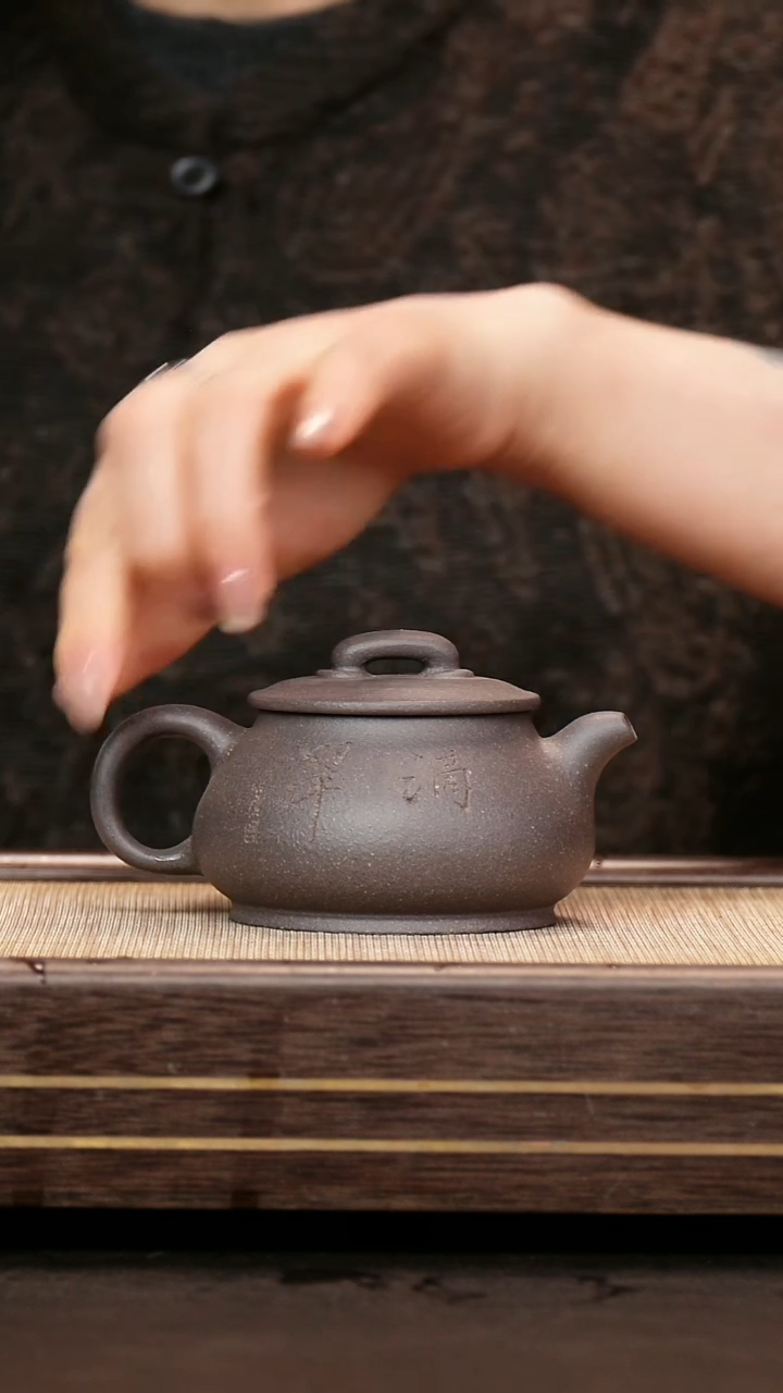 茶壶紫砂青灰料 无相壶180cc 刻绘