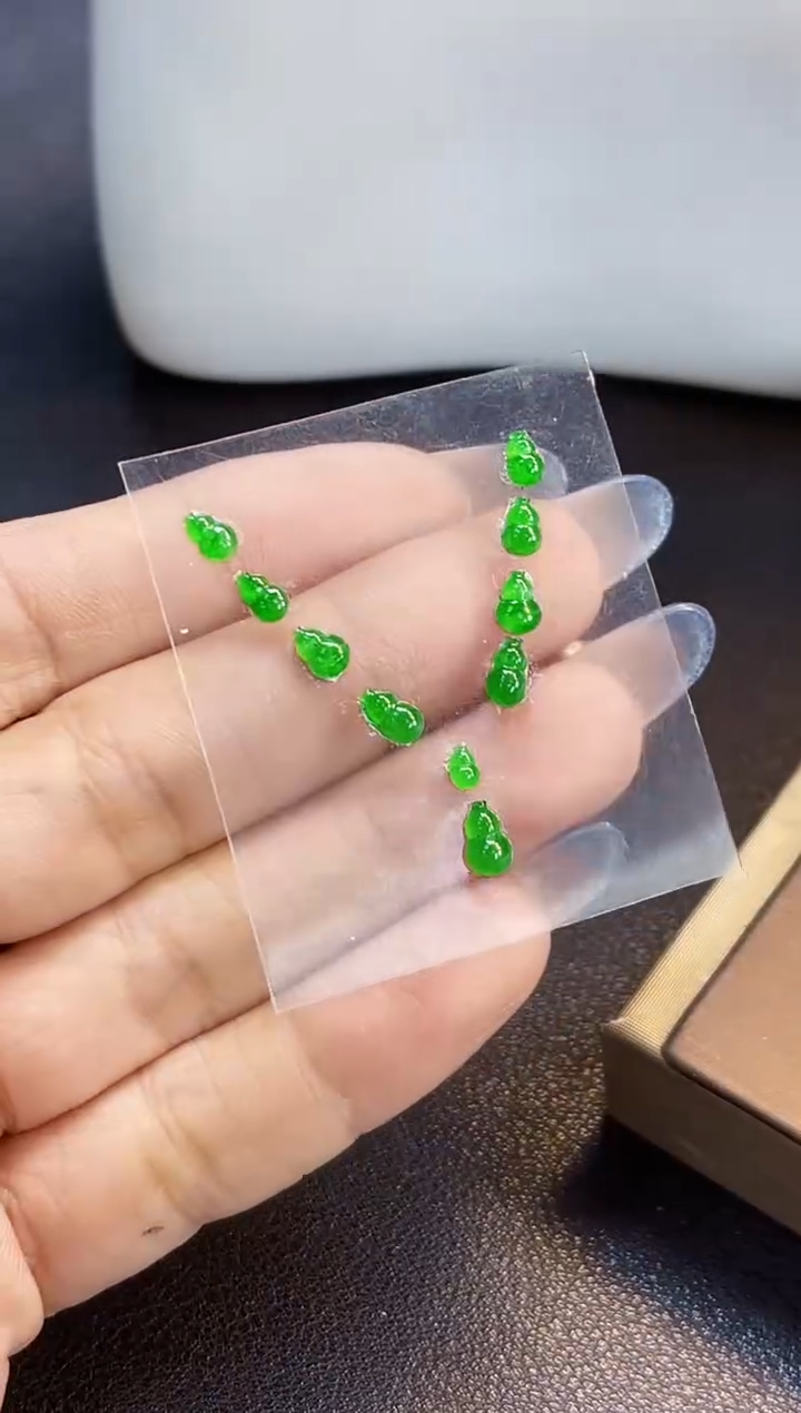 裸石翡翠JQ阳绿葫芦一手