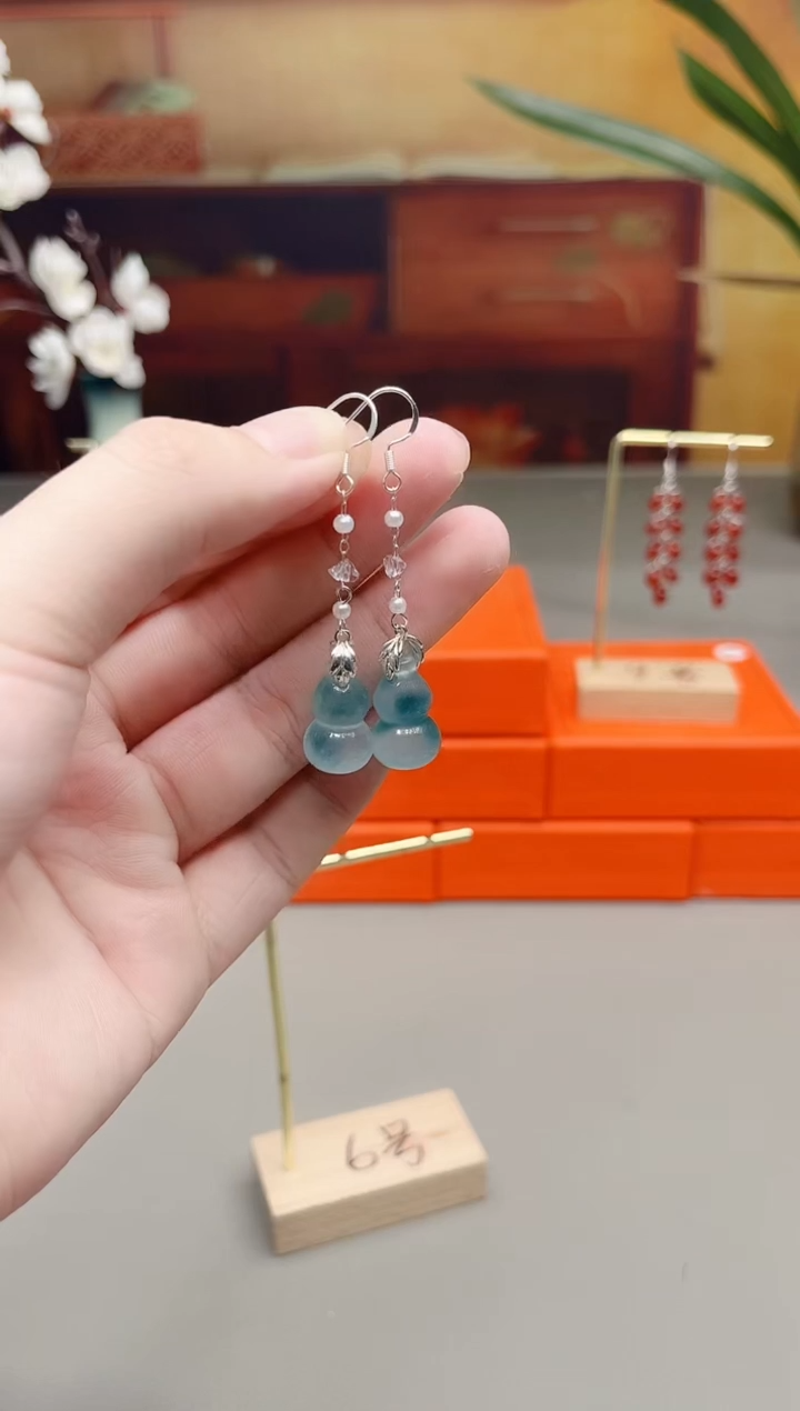 未镶嵌石英质玉（天山翠）耳钉飘花葫芦