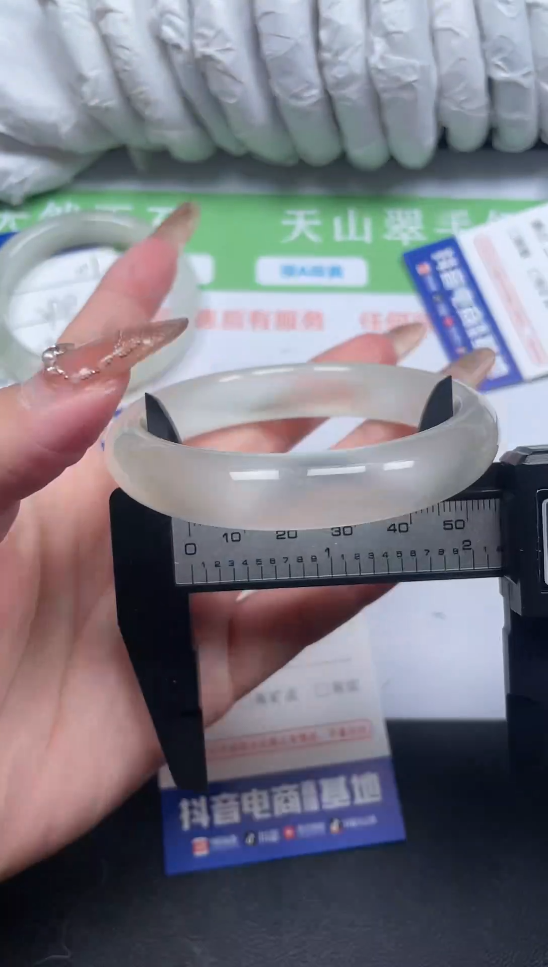 【闪购商品】石英质玉手镯未镶嵌112-56-8