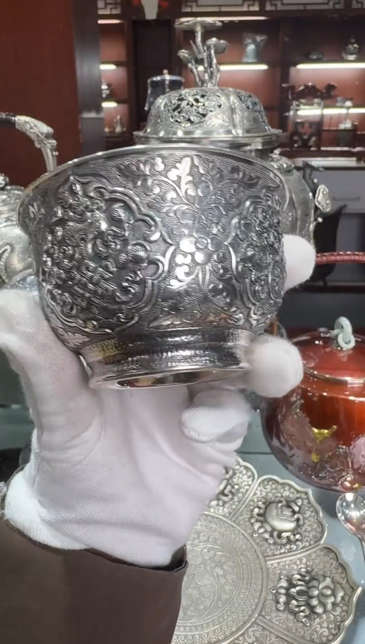 曹* 足银精工手工八宝鏨刻双层熏色主人杯