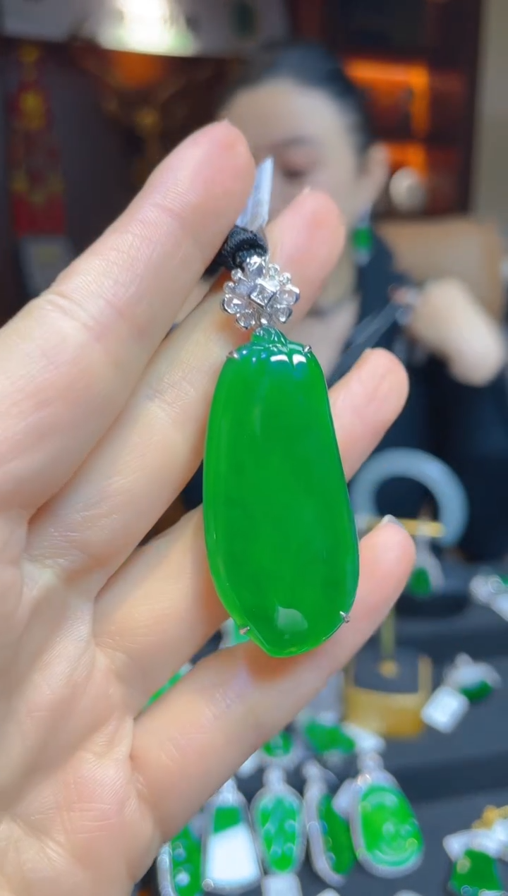 【闪购商品】翡翠颈饰18K金镶嵌119491天然A货翡翠福瓜