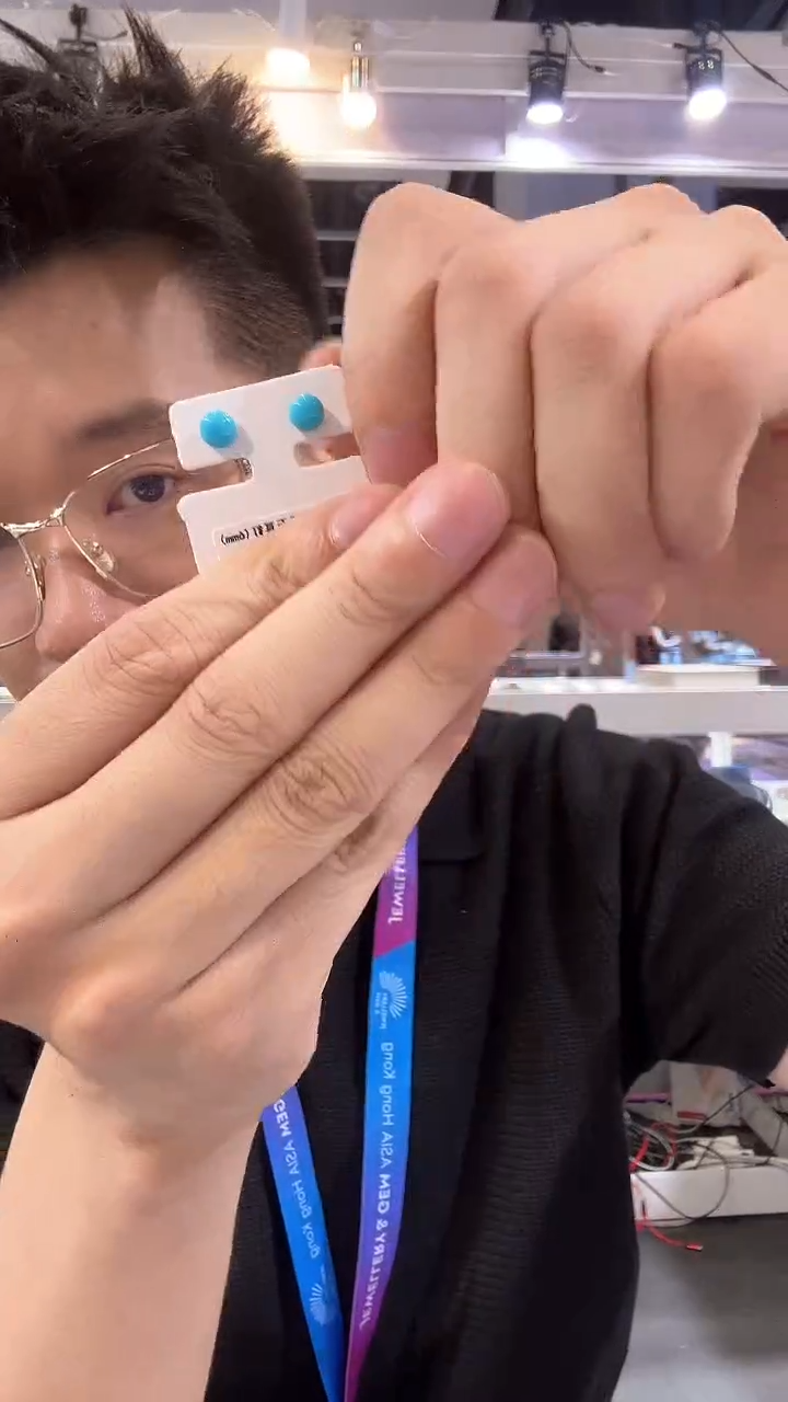 18K金镶嵌绿松石耳饰ZZJAA300458