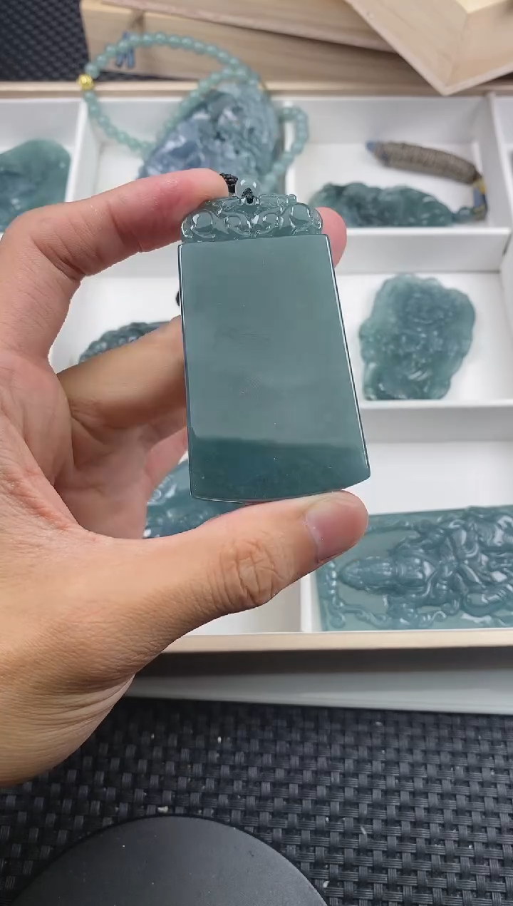 翡翠未镶嵌颈饰 