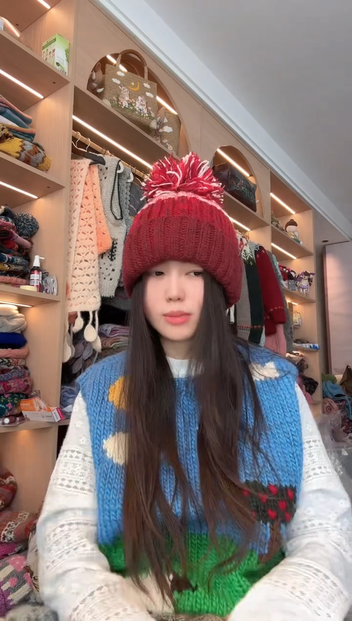 羊毛新年红翻边帽 