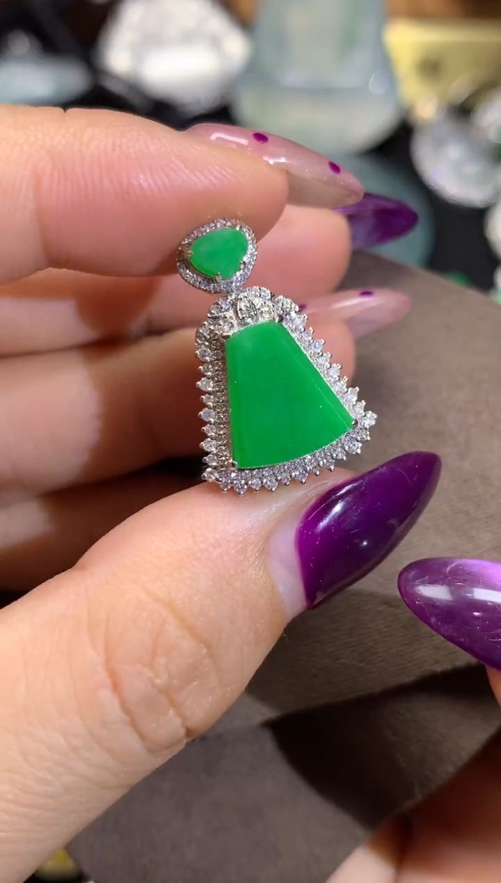 颈饰18K金镶嵌翡翠翡翠无事牌（福利好价）