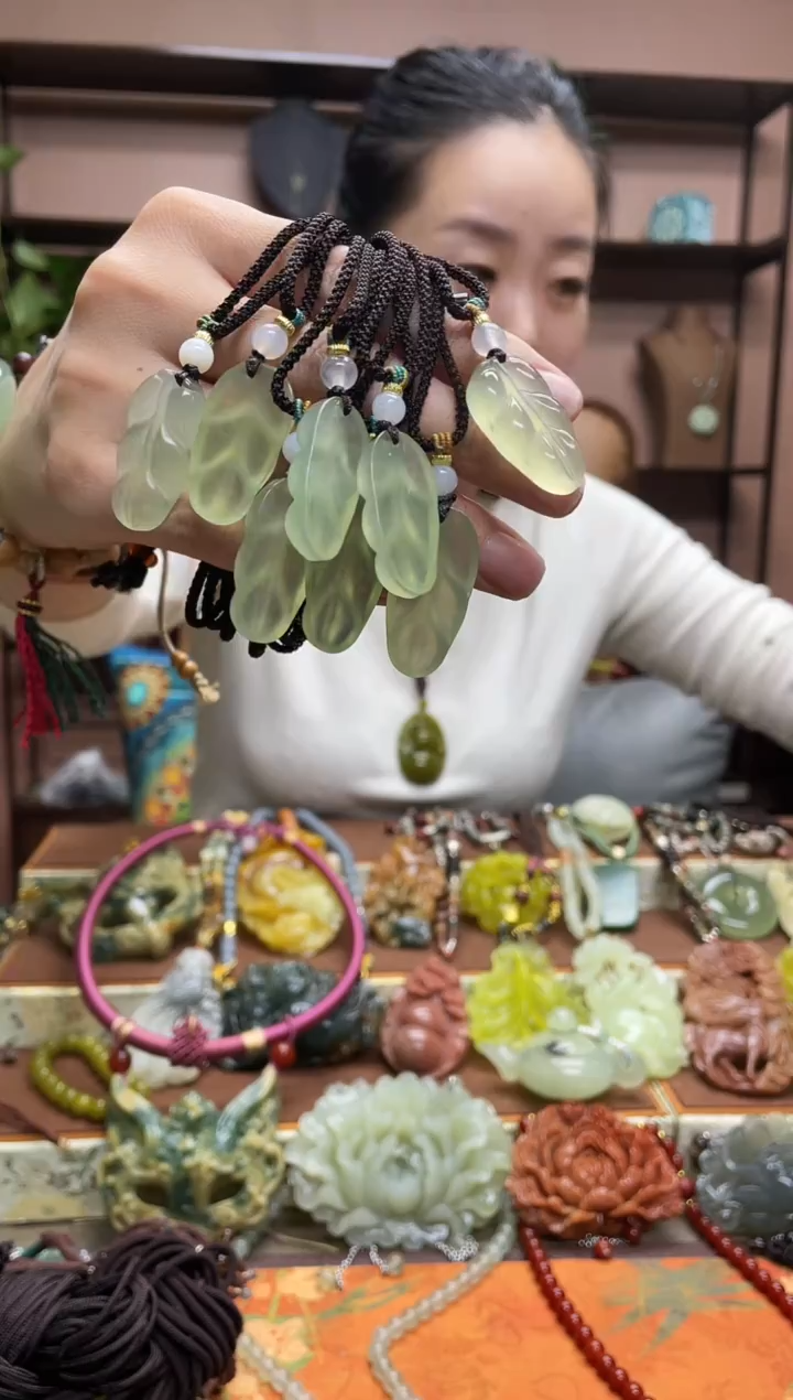 未镶嵌岫玉颈饰多样性发货发其中之一