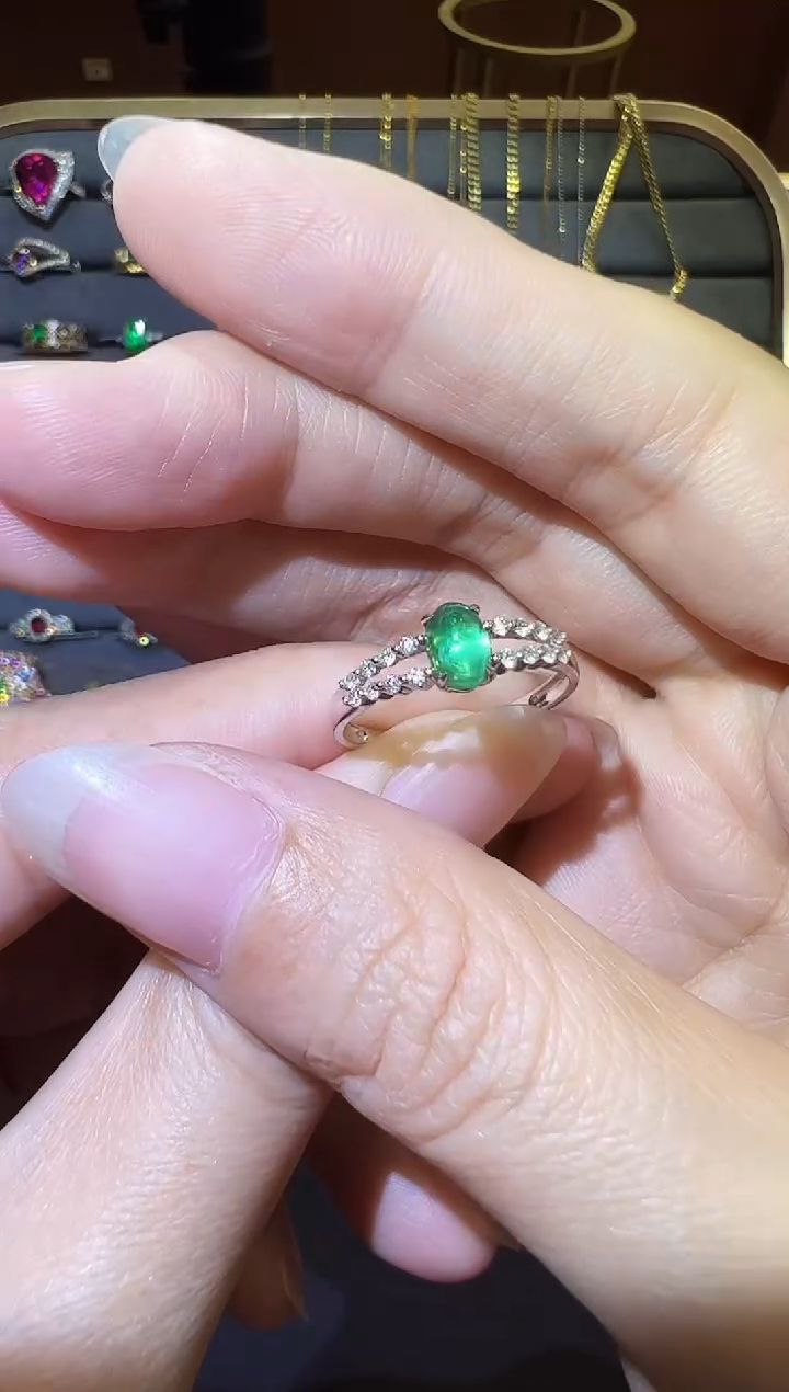 18K金镶嵌戒指祖母绿0.58ct