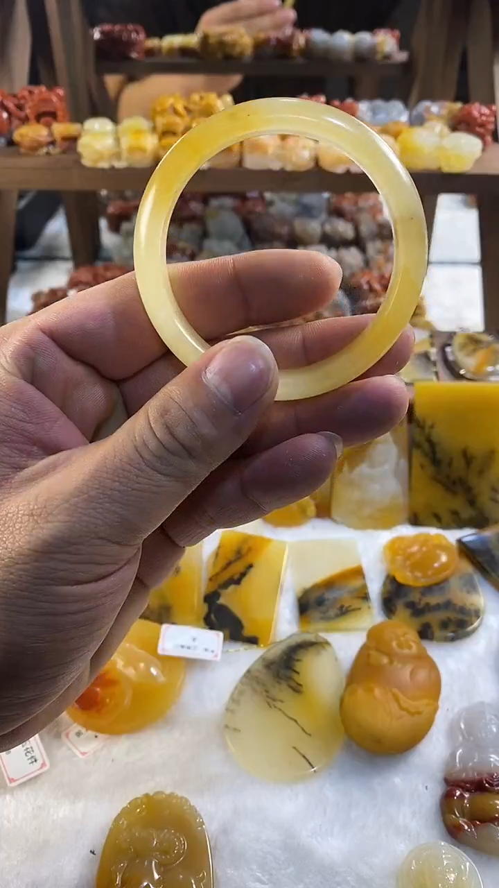 未镶嵌石英质玉手镯石英质玉手镯