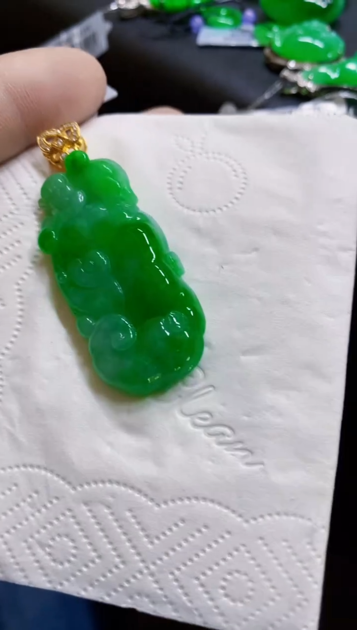 颈饰18K金镶嵌翡翠如意