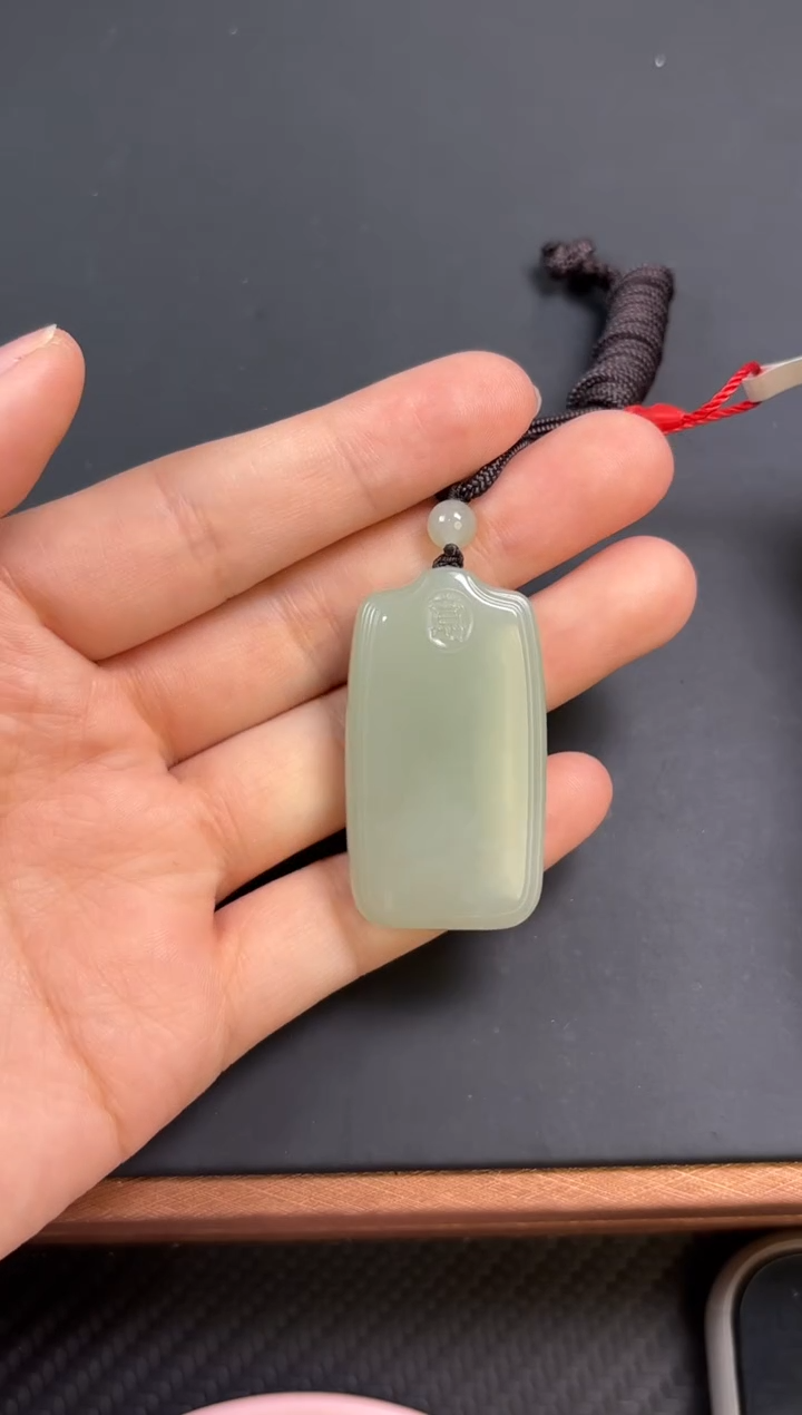 【闪购商品】和田玉吊坠(赠链)未镶嵌且末微色差近矿吊坠