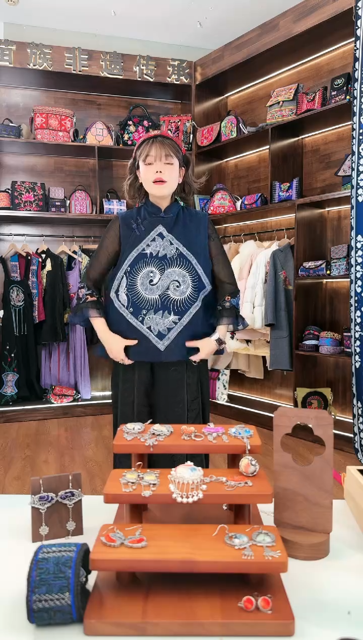 【闪购商品】织绣L32蚩梦苗族古绣