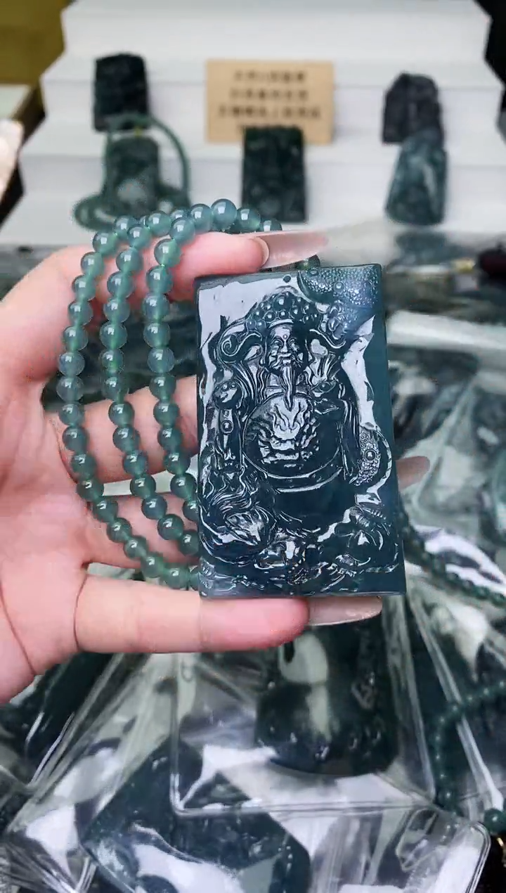 颈饰未镶嵌翡翠 