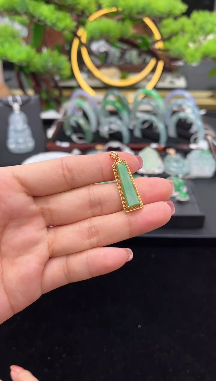 颈饰18K金镶嵌翡翠吊坠