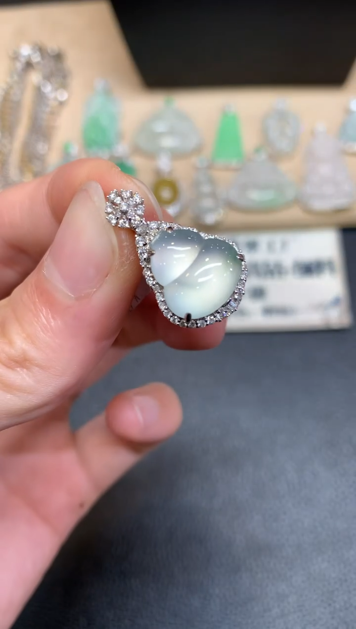 【闪购商品】翡翠颈饰18K金镶嵌葫芦【无服务费】