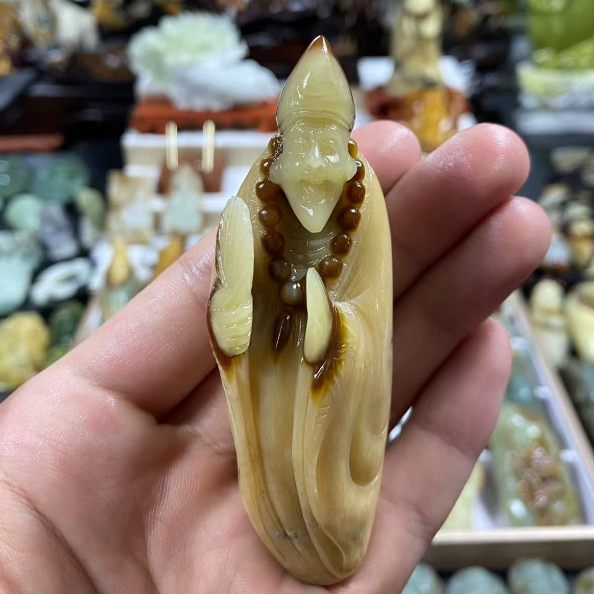 岫玉花玉济公手把件，手工雕刻，俏色巧雕，性价比高，寓意笑口常开。