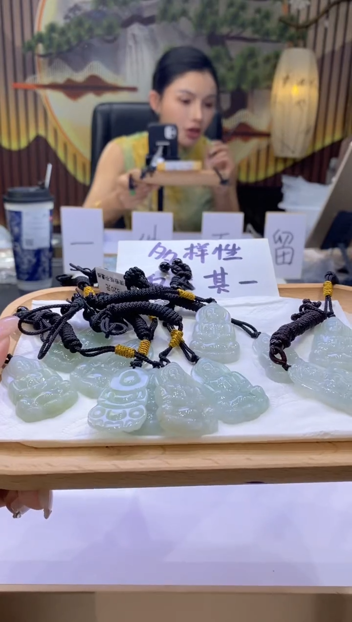 翡翠未镶嵌颈饰多样性仅发其一8439