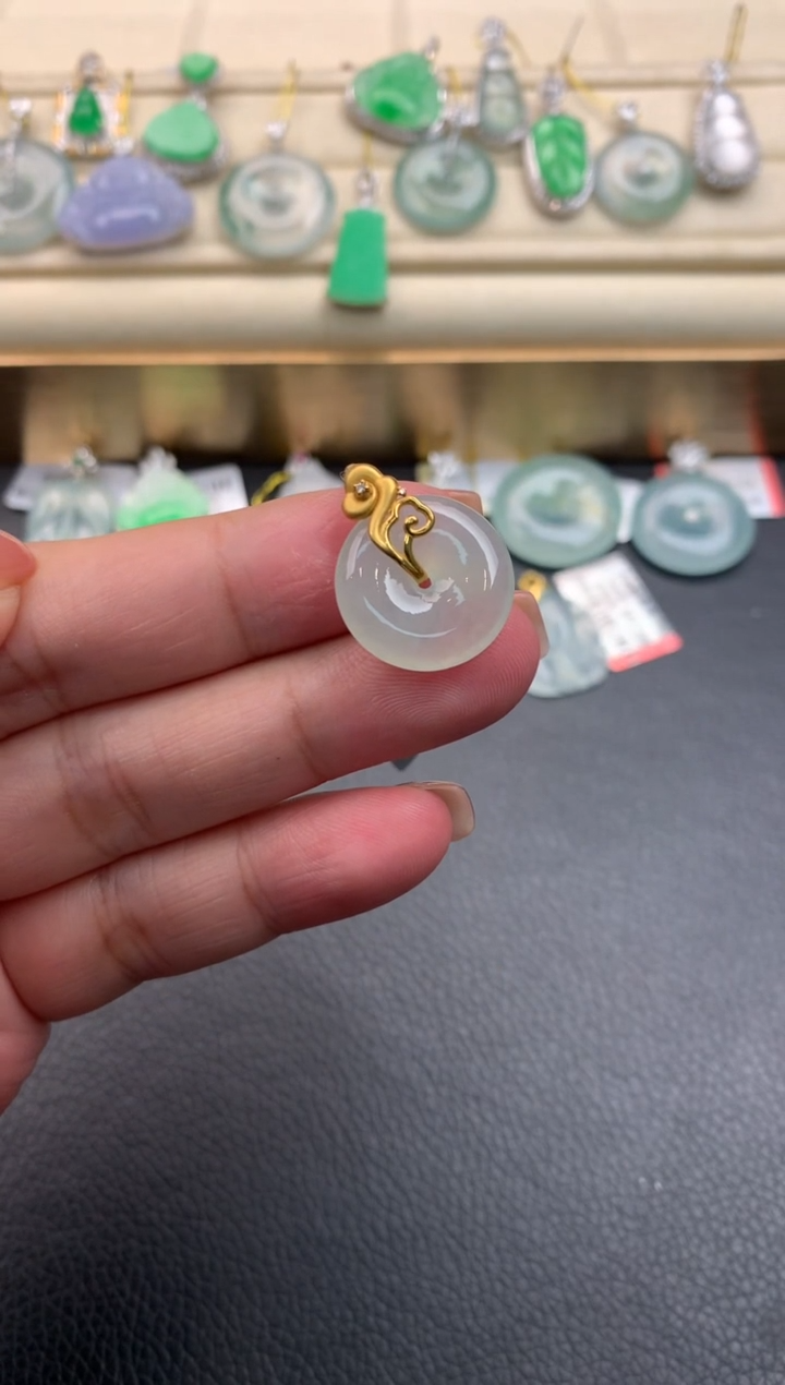 翡翠18K金镶嵌颈饰F474