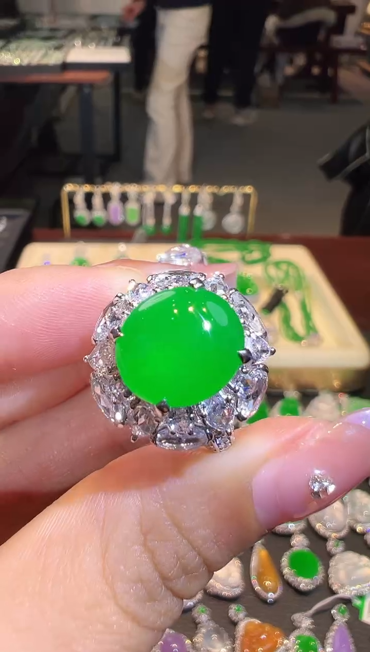 【闪购商品】翡翠吊坠(不含链)18K金镶嵌翡翠