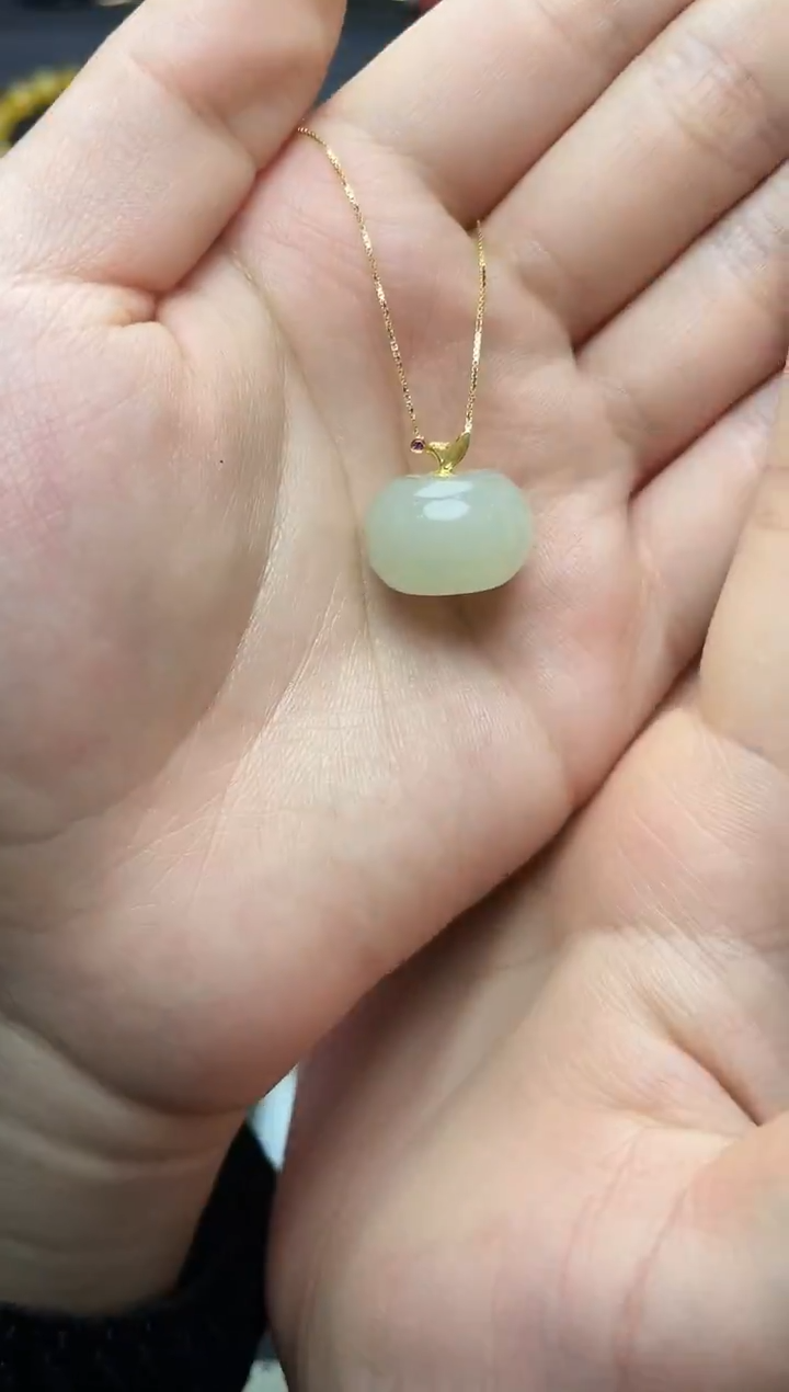 颈饰18K金镶嵌和田玉苹果06