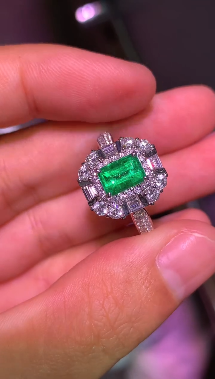 18K金镶嵌戒指祖母绿0.81CT