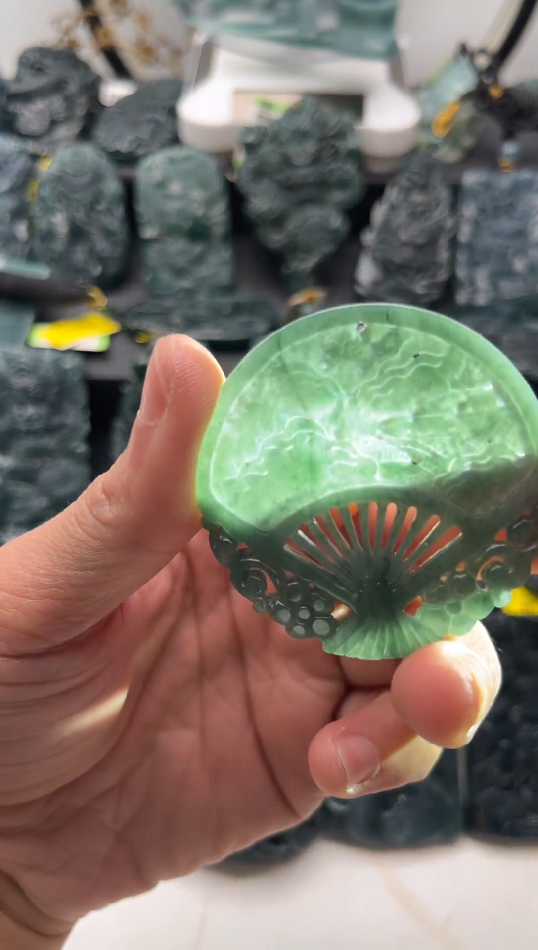 颈饰未镶嵌翡翠扇子
