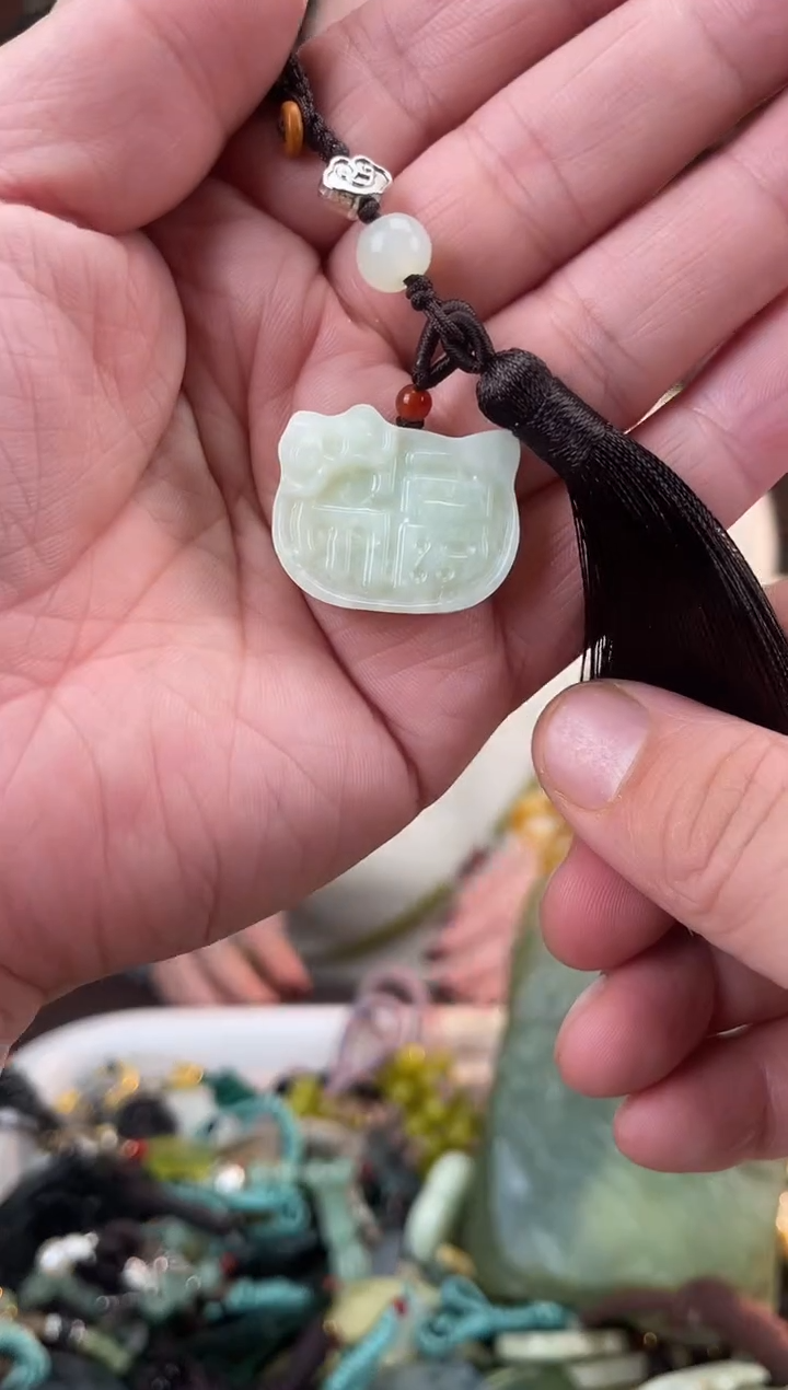 未镶嵌蛇纹石玉颈饰`