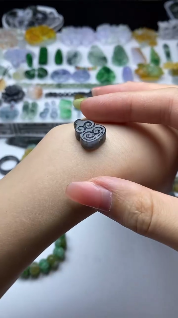 翡翠挂件未镶嵌翡翠