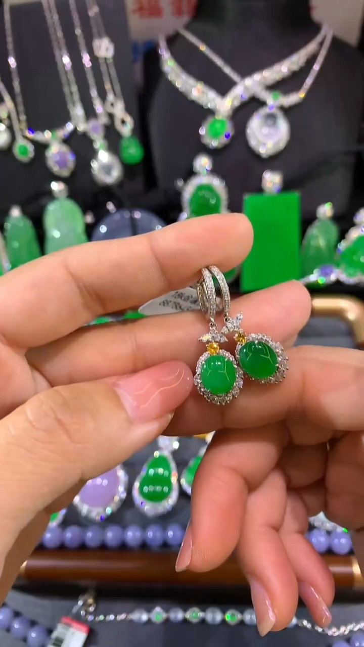 18K金镶嵌翡翠耳饰耳包