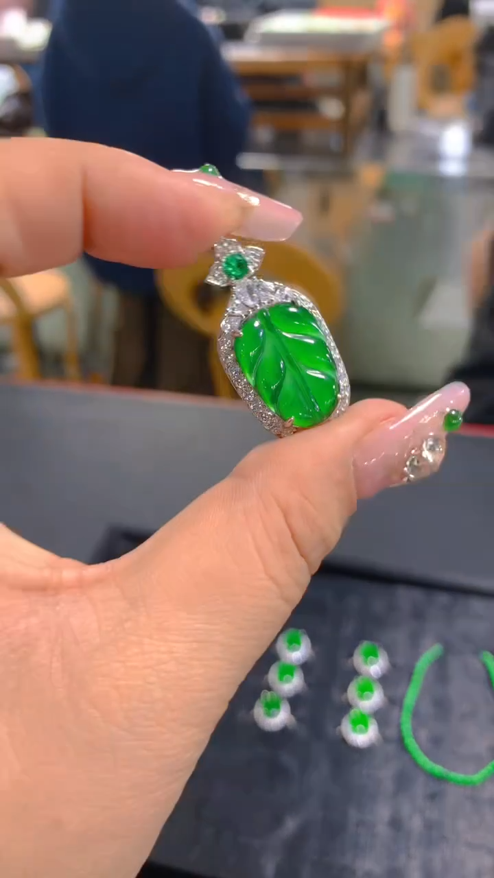 【闪购商品】翡翠吊坠(赠链)未镶嵌0179362004多样性发其一