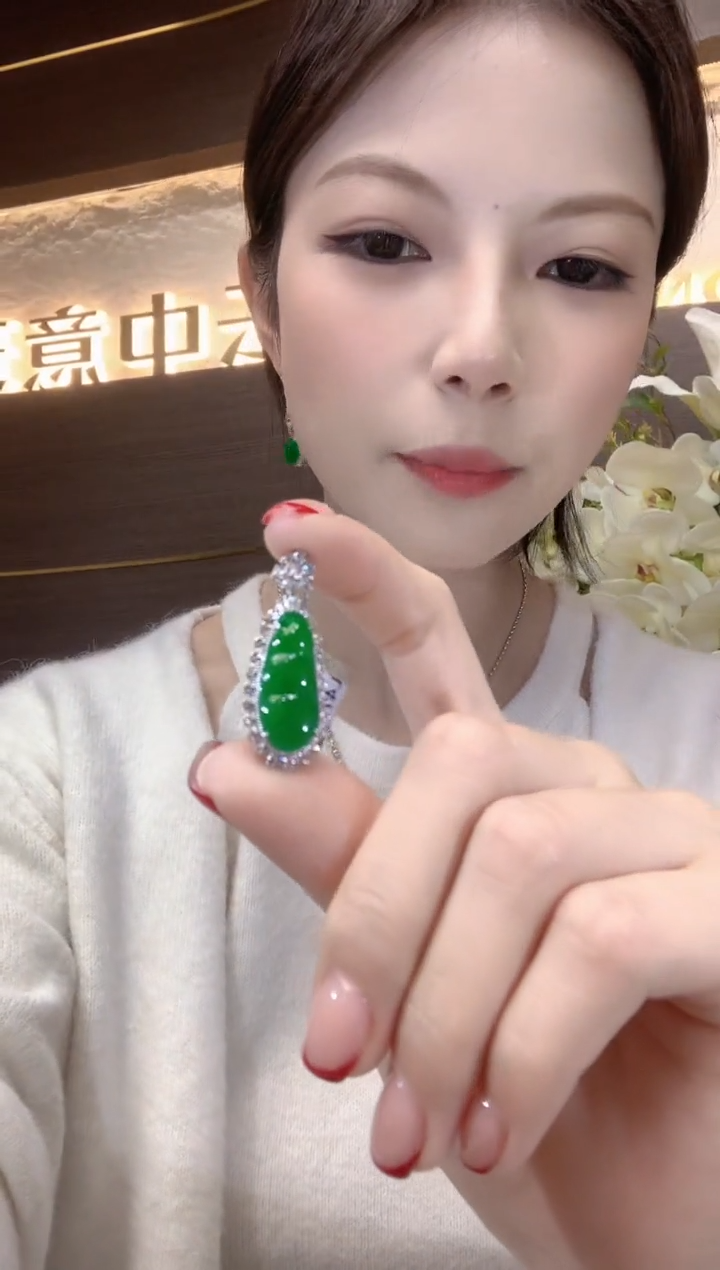 吊坠(不含链)18K金镶嵌翡翠C85