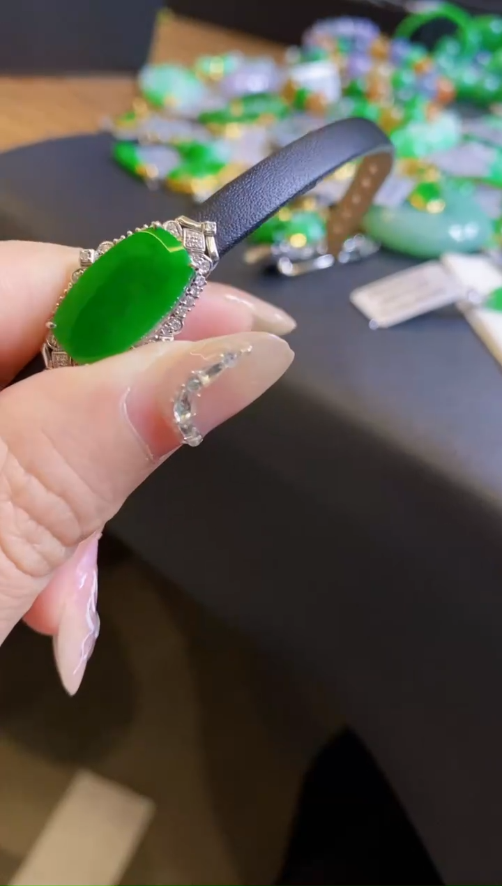 【闪购商品】定制翡翠18K金镶嵌吊坠